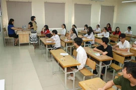 Giám thị thông báo nội quy phòng thi tại điểm thi trường THCS Dịch Vọng. (Ảnh: Thanh Tùng/TTXVN)