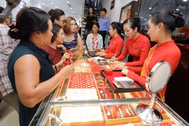 Khách mua bán vàng. (Ảnh: Trần Việt/TTXVN)