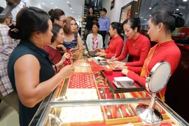 Khách mua bán vàng. (Ảnh: Trần Việt/TTXVN)