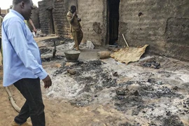 Hiện trường một vụ tấn công tại một ngôi làng ở Sangha, Mali. (Ảnh: AFP/TTXVN)