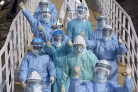Nhân viên y tế làm việc tại khoa cách ly điều trị cho bệnh nhân nhiễm virus corona của bệnh viện Hỏa Thần Sơn ở Vũ Hán, tỉnh Hồ Bắc, Trung Quốc. (Ảnh: THX/TTXVN)