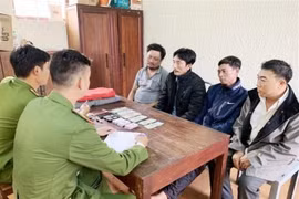 Các đối tượng tại cơ quan Công an. (Ảnh: TTXVN phát)