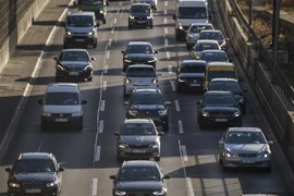 Ôtô di chuyển trên đường phố tại Berlin, Đức. (Ảnh: AFP/TTXVN)