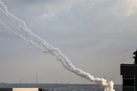 Rocket được bắn từ dải Gaza về phía Israel ngày 24/2. (Ảnh: THX/TTXVN)