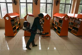Phun thuốc khử trùng tại trường Tiểu học Hoàng Diệu, quận Ba Đình, Hà Nội, để phòng chống dịch bệnh viêm đường hô hấp cấp do chủng mới của virus corona. (Ảnh: Thanh Tùng/TTXVN)