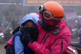 Học sinh được trang bị khăn mũ ấm khi đến trường. (Ảnh: Quốc Khánh/TTXVN)