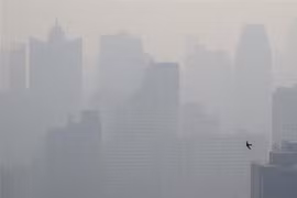 Khói mù ô nhiễm bao phủ dày đặc tại Bangkok, Thái Lan. (Ảnh: AFP/TTXVN)