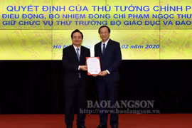 Bộ trưởng Bộ Giáo dục và Đào tạo Phùng Xuân Nhạ trao quyết định của Thủ tướng Chính phủ điều động, bổ nhiệm ông Phạm Ngọc Thưởng giữ chức vụ Thứ trưởng Bộ Giáo dục và Đào tạo. (Nguồn: baolangson.vn)