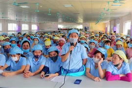 Công nhân nêu ý kiến tại buổi đối thoại. (Ảnh: Đại Nghĩa/TTXVN)