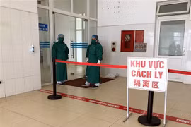 Đội ngũ cán bộ, nhân viên tham gia phục vụ luôn túc trực tại khu vực cách ly. (Ảnh: An Đăng/TTXVN)