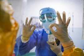 Nhân viên y tế tham gia chống dịch viêm đường hô hấp cấp do chủng mới của virus corona tại bệnh viện ở Chương Châu, tỉnh Phúc Kiến, Đông Nam Trung Quốc. (Ảnh: THX/TTXVN)