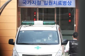 Xe cứu thương chở bệnh nhân nghi nhiễm virus corona tới bệnh viện ở Seoul, Hàn Quốc. (Ảnh: Yonhap/TTXVN)