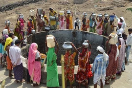 Người dân lấy nước uống tại một giếng nước ở bang Madhya Pradesh, Ấn Độ. (Ảnh: AFP/TTXVN)