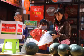 Người dân mua dưa hấu giải cứu giúp nông dân. (Ảnh: Tuấn Anh/TTXVN)
