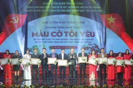 Trưởng Ban Tuyên giáo trung ương Võ Văn Thưởng cùng Phó Thủ tướng Trương Hòa Bình trao giải cho các thí sinh đạt giải cuộc thi trắc nghiệm Tìm hiểu 90 năm lịch sử vẻ vang của Đảng cộng sản Việt Nam trên mạng Vcnet. (Ảnh: Thanh Tùng/TTXVN)