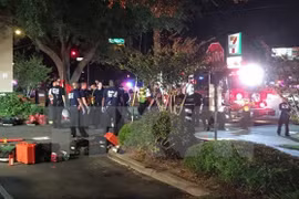 Cảnh sát làm nhiệm vụ tại hiện trường vụ xả súng ở Orlando, Florida, Mỹ. (Nguồn: EPA/TTXVN)