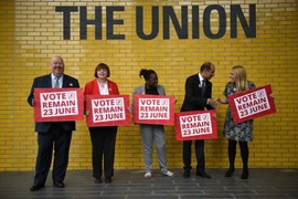 Các nhà vận động kêu gọi ở lại EU tại Manchester, Anh ngày 16/6. (Nguồn: AFP/TTXVN)