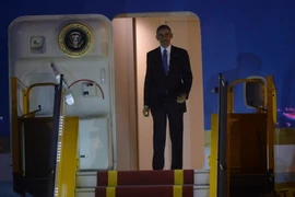 Tổng thống Barack Obama đến sân bay quốc tế Nội Bài. (Nguồn: AFP/TTXVN) 