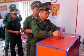 Cán bộ, chiến sĩ Đồn Biên phòng Văn Lý, tỉnh Nam Định bỏ phiếu bầu cử. (Ảnh: Văn Đạt/TTXVN)