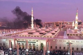 Khói bốc lên sau vụ nổ ở nhà thờ Nhà tiên tri Mohammed thuộc Medina ngày 4/7. (Nguồn: EPA/TTXVN)