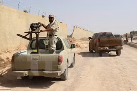Binh sỹ ủng hộ Chính phủ Libya làm nhiệm vụ trong chiến dịch chống IS ở Sirte ngày 2/7. (Nguồn: AFP/TTXVN)