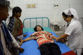 Điều trị cho người bị thương do động đất tại bệnh viện ở Siliguri, Ấn Độ ngày 13/4. (Nguồn: AFP/TTXVN)