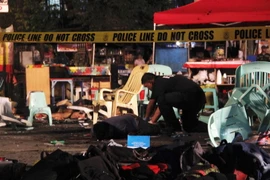 Lực lượng cảnh sát quốc gia Philippines điều tra tại hiện trường vụ nổ ở thành phố Davao ngày 3/9. (Nguồn: EPA/TTXVN)