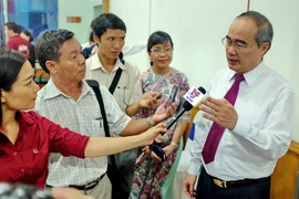 Chủ tịch Ủy ban Trung ương mặt trận tổ Quốc Việt Nam Nguyễn Thiện Nhân trả lời phỏng vấn báo chí về công tác bầu cử tại Thành phố Hồ Chí Minh. (Ảnh :Thế Anh/TTXVN)