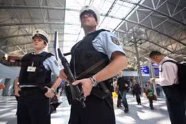 Cảnh sát Đức ở sân bay Frankfurt. (Nguồn: Reuters)