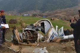 Cảnh sát Nepal điều tra tại hiện trường vụ tai nạn máy bay của hãng hàng không Air Kasthamandap ngày 26/2. (Nguồn: THX/TTXVN) 