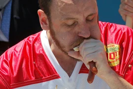 Anh Chestnut với màn ăn hotdog ấn tượng. (Nguồn: Reuters)