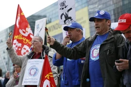 Biểu tình phản đối kế hoạch tái cơ cấu của GE tại La Defense, Pháp ngày 8/4. (Nguồn: AFP/TTXVN) 