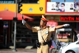 Lực lượng cảnh sát giao thông vẫn phải duy trì công việc tại những nút giao thông trọng yếu. (Ảnh: Quang Quyết/TTXVN)