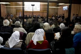 Các nạn nhân của Chiến dịch Kền kền ngồi theo dõi phiên tòa. (Nguồn: AP)