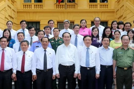 Chủ tịch nước Trần Đại Quang với các đồng chí lãnh đạo của Tòa án Nhân dân Tối cao. (Ảnh: Nhan Sáng/TTXVN)