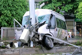 Thời tiết có mưa, đường trơn và khả năng xe ô tô chở khách bị nổ lốp nên mất lái lao có thể là nguyên nhân dẫn đến vụ tai nạn trên. (Nguồn: Văn Đức/TTXVN)