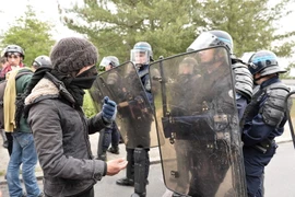 Cảnh sát Pháp làm nhiệm vụ trong cuộc biểu tình của người dân tại Rennes ngày 26/5. AFP/TTXVN