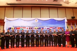 Các quan chức dự hội nghị đang chụp ảnh chung. (Ảnh: Phạm Kiên/TTXVN)