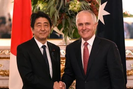 Thủ tướng Nhật Bản Shinzo Abe (trái) và người đồng cấp Australia Malcolm Turnbull. (Nguồn: AAP)