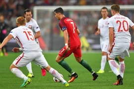 Ronaldo luôn là mục tiêu của các hậu vệ đối phương. (Nguồn: EPA/TTXVN)