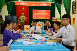 Hội đồng kiểm phiếu phường Chiềng Lề, thành phố Sơn La phân loại phiếu bầu cử. (Ảnh: Công Luật/TTXVN)