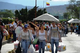 Người dân Venezuela sang mua hàng hóa tại Cucuta, Colombia ngày 10/7. (Nguồn: AFP/TTXVN)