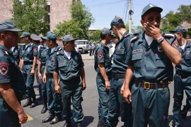 Cảnh sát Armenia phong tỏa khu vực trụ sở cảnh sát ở Yerevan ngày 17/7. (Nguồn: AFP/TTXVN)