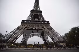 Cảnh sát tuần tra tại Tháp Eiffel sau các vụ tấn công khủng bố. (Nguồn: AFP/TTXVN)