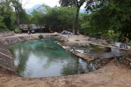 Với tên gọi suối Tạ Bó (suối nóng lạnh), bởi dòng nước có đặc điểm mùa đông thì ấm, mùa hè lại mát. (Nguồn: Thanh Tùng/TTXVN)