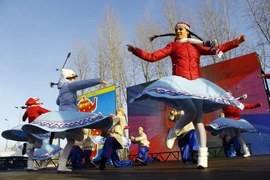 Nhóm hát múa Nụ cười biểu diễn một tiết mục múa dân gian. (Ảnh: Trần Hiếu/Vietnam+)