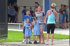 Phụ huynh học sinh lo lắng sau cảnh báo đánh bom. (Nguồn: TNV)