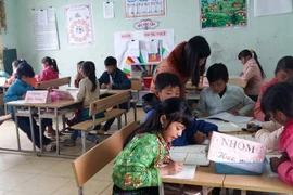 Học sinh trở lại tham gia hoạt động vui chơi giữa giờ học sau khi vụ việc bị phát giác. (Ảnh: Lục Hương Thu/TTXVN)