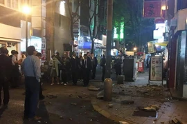 Người dân đổ xuống đường phố do lo ngại dư chấn sau động đất ở thành phố Kumamoto ngày 14/4. (Nguồn: AFP/TTXVN)