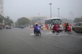 Ngập lụt trên đường Hà Nội (khu vực vòng xoay ngã 6, trung tâm thành phố Huế). (Ảnh: Hồ Cầu/TTXVN)